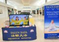 法輪功展位進入購物商場 紐約民眾體驗大法神奇