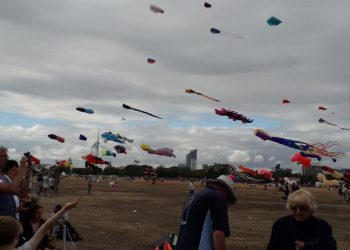 英國法輪功學員參加國際風箏節 「法輪大法好」橫幅飛上天空