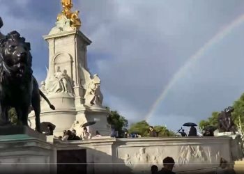 奇！英國女王去世 白金漢宮上空現雙彩虹 大陸網友贊（視頻）
