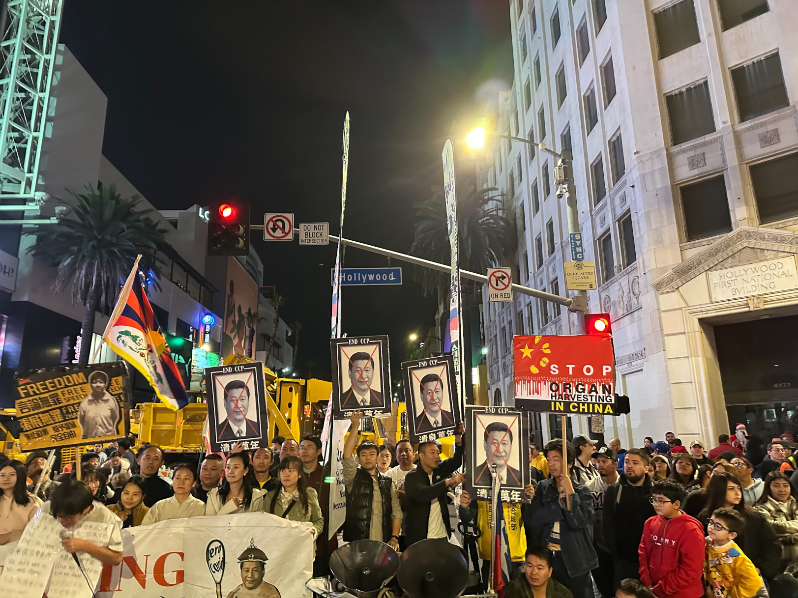 中國民主黨成員和民主人士數十人參加了遊行,和平抗議自己被洛杉磯中領館及親北京的“美國華人社團聯合會”所代表。(圖片來源：界立建）
