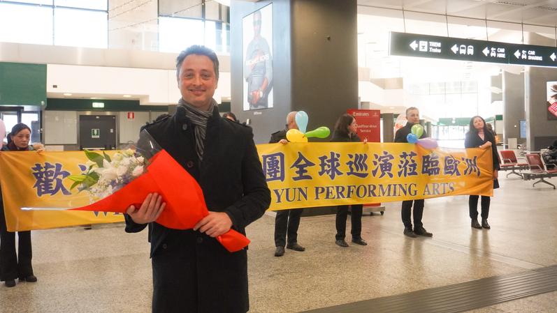 2024年12月25日，神韻主持人Massimiliano Russano在意大利米蘭機場接受採訪。（圖片來源：麥蕾／大紀元）