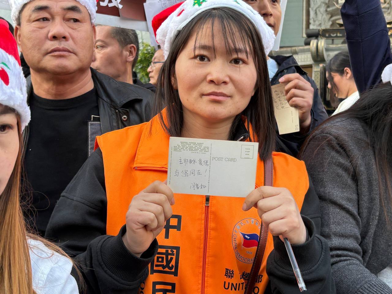 中國民主黨22日在洛杉磯中國劇院集會，抗議中共迫害信仰者。（圖片來源：界立建）