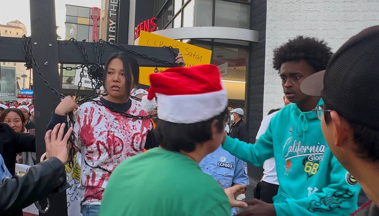 中國民主黨22日在洛杉磯中國劇院集會，抗議中共迫害信仰者。（圖片來源：界立建）