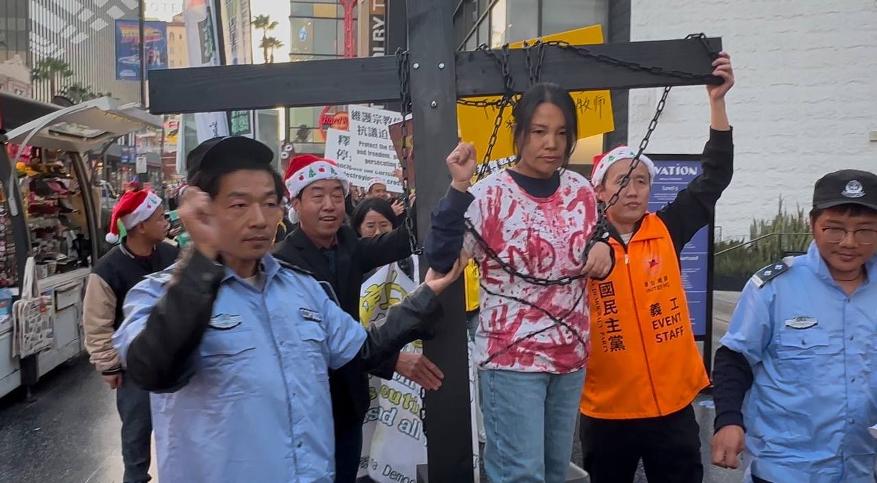 中國民主黨22日在洛杉磯中國劇院集會，抗議中共迫害信仰者。（圖片來源：界立建）