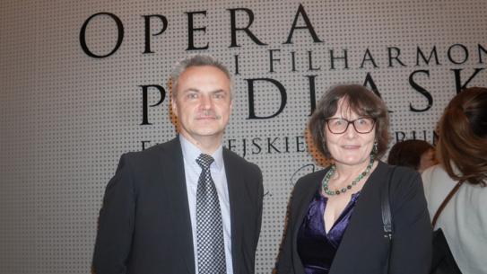 2025年1月2日晚，律師Robert Kruszewski陪夫人Barbara Kruszewska 觀賞了神韻國際藝術團在波蘭波德拉謝歌劇院與愛樂音樂廳（Podlaska Opera and Orchestra）的首場演出。（圖片來源：麥蕾／大紀元）