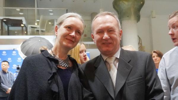 2025年1月3日晚，Malgorzata Nietupska和Boguslaw Nietupski 一起觀看了神韻國際藝術團今年在波蘭波德拉謝歌劇院與愛樂音樂廳（Podlaska Opera and Orchestra）的第三場演出（圖片來源：麥蕾 /大紀元）