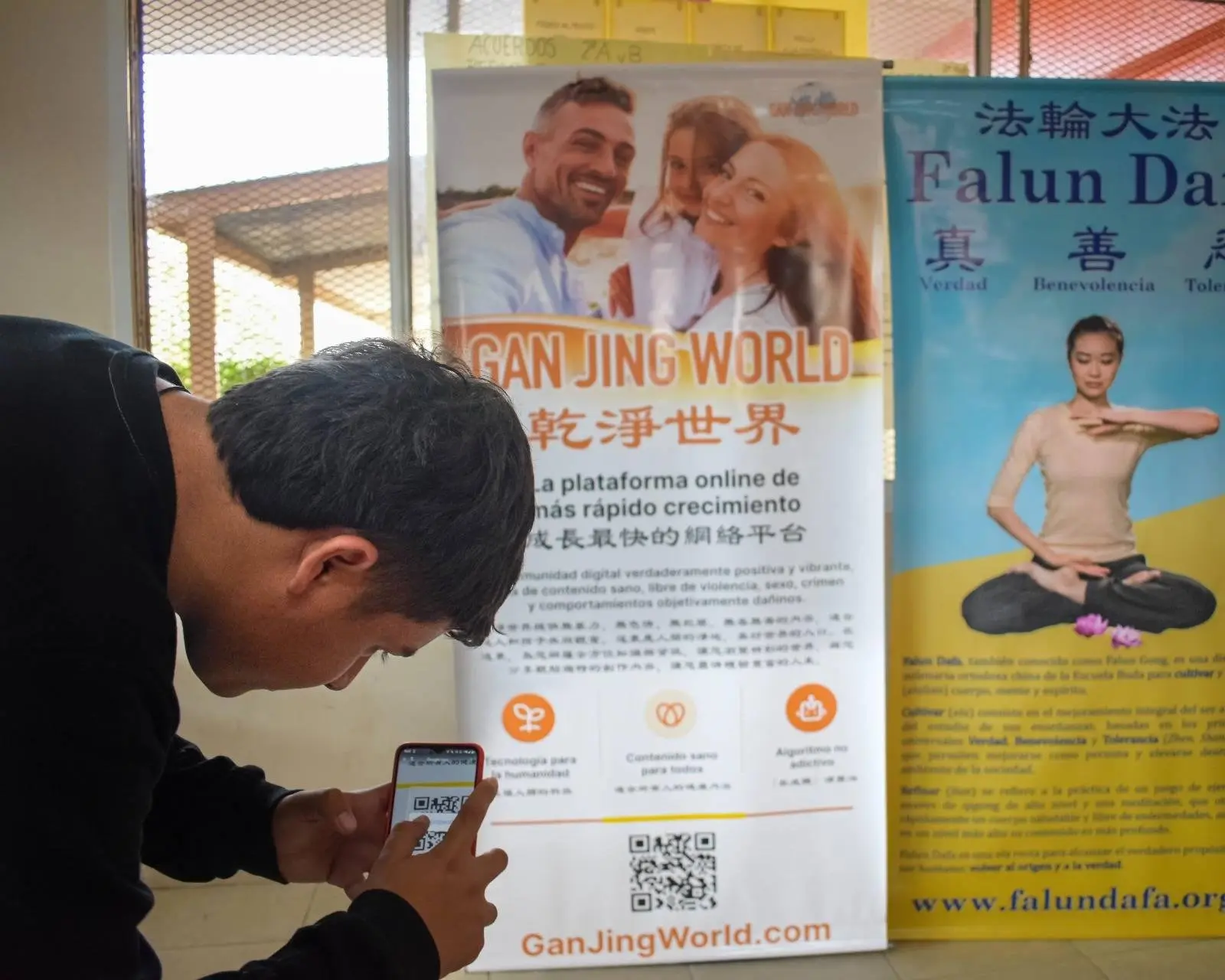 一名青年在他的高中介紹會上了解了乾淨世界，並掃描了平台網址，參加「善良很酷」比賽（圖片：乾淨世界提供）