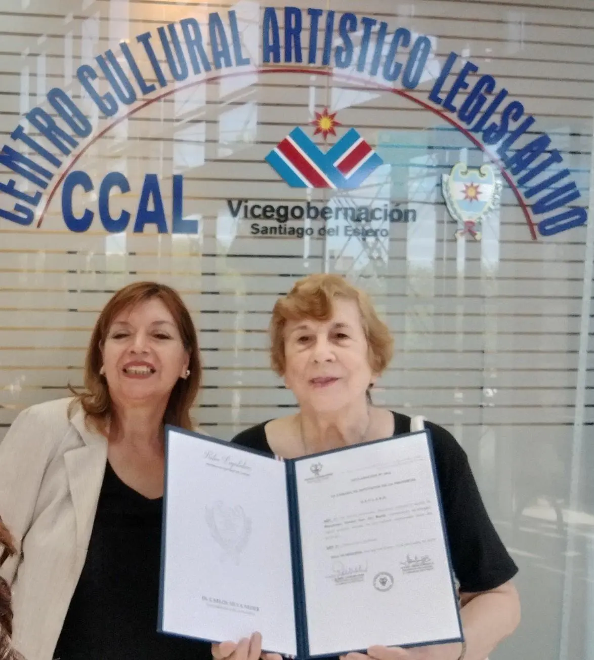 省議會立法文化中心負責人佩爾拉·希門尼斯女士（Mrs. Perla Jiménez）（左），慶祝此項聲明的頒發（圖片：乾淨世界提供）