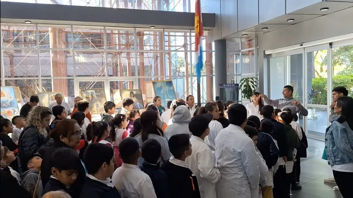一群遠道而來的小學生參觀了「真善忍」藝術展，並了解了乾淨世界（圖片：乾淨世界提供）