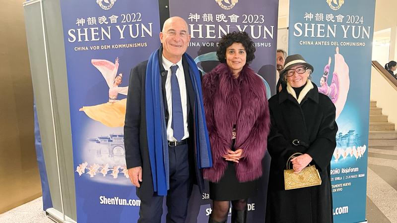 法院官員Maria Luisa Maresu（右）和先生、醫生Vincenzo Collu（左）與友人Paola Toschi（中）觀賞了神韻紐約藝術團在卡利亞里詩情劇場（Teatro Lirico）的首場演出。（圖片來源：Francesca Rotondi／大紀元）