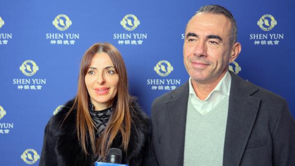2025年1月3日晚，銀行經理Stefano Giambroni與政府公務員Stefania Soldo一同觀賞了神韻紐約藝術團在意大利卡利亞里的第二場演出。（圖片來源：Konstaintin Skabrin/NTD）