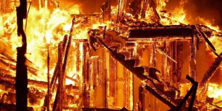 【多圖】洛杉磯野火恐成美史災損最大火災 已24人亡 近20萬人疏散 萬棟建築燒毀 民間展開救助