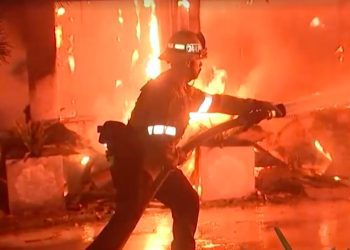 洛杉磯大火持續蔓延 加州政府被災民嚴重譴責(多圖)