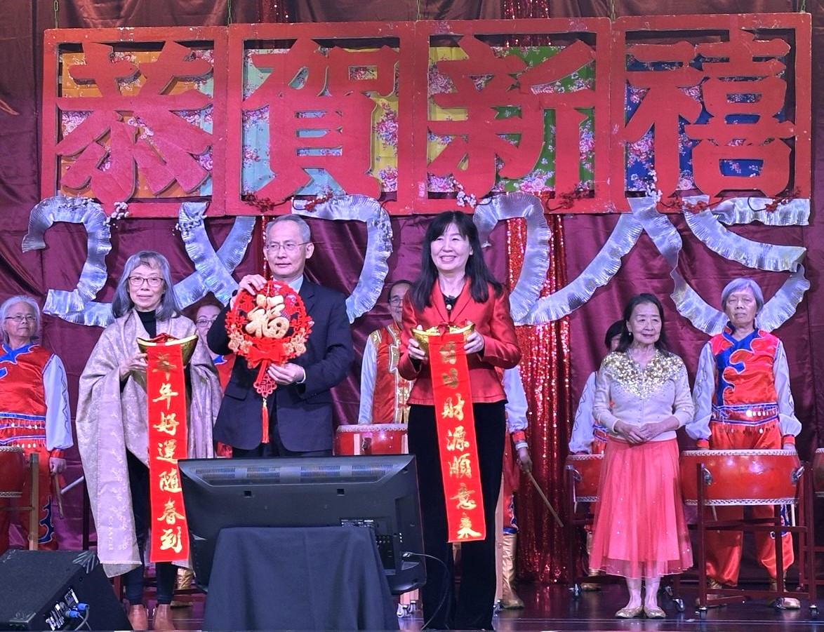 莊雅淑主任和賴銘琪處長向全僑祝賀新歳。（高潔/希望之聲）