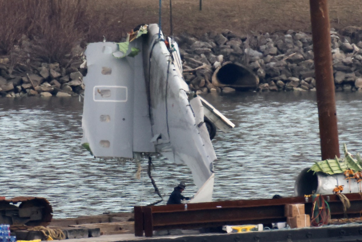 週一（2月3日）開始，美國陸軍工兵部隊開始從冰冷的河水中打撈機身殘骸。