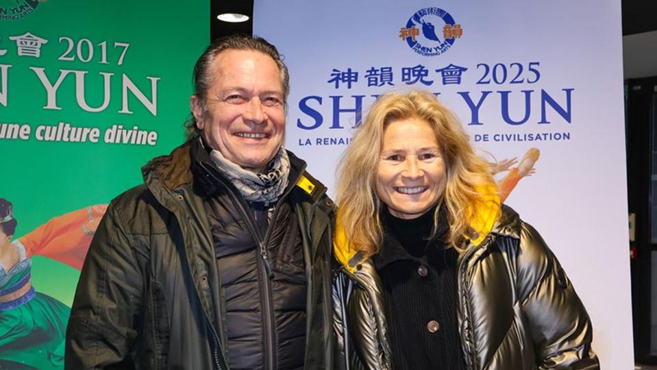 2025年1月28日，法國多爾多涅省（Dordogne）議員盧埃島（Isle-Loue-Auvézère）選區代表科琳·杜克羅克（Corinne Ducrocq）女士和先生伊夫·杜克羅克（Yves Ducrocq）在波爾多阿凱亞劇場（Arkea Arena）觀賞了神韻演出。（圖片來源：大紀元）