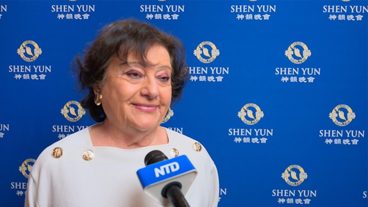 意大利“薩爾維尼總理聯盟”（Lega per Salvini Premier）黨團領袖，眾議院司法委員會及社會事務委員會成員西蒙內塔·馬托內（Simonetta Matone）議員，為了爭取神韻能在羅馬上演，她克服了來自中共當局的諸多阻力。她表示，觀賞神韻令她感受到“一種勝利的喜悅”。（圖片來源：新唐人）