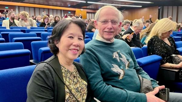 2025年2月21日晚，華人牙醫診所老闆Diana Lie與丈夫、前物業公司大樓經理Hans Hetem觀看了美國神韻國際藝術團在荷蘭阿姆斯特丹RAI劇院的首場演出。（圖片來源：李文／大紀元）