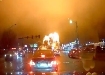 一架小型醫療飛機墜毀費城 爆炸起火釀至少6死 墜落畫面曝光