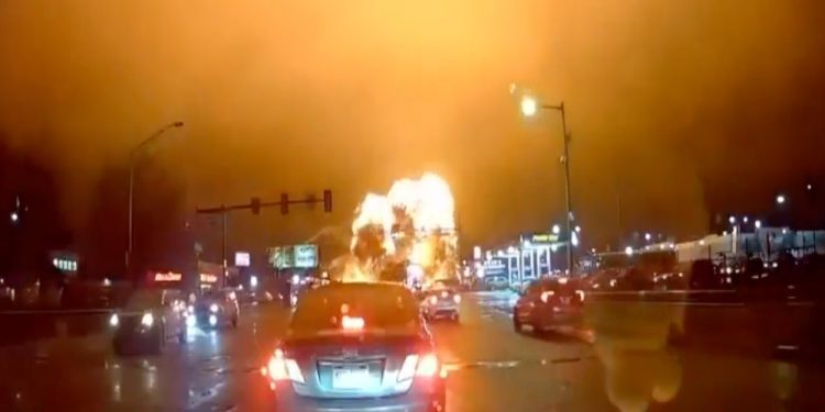 一架小型醫療飛機墜毀費城 爆炸起火釀至少6死 墜落畫面曝光