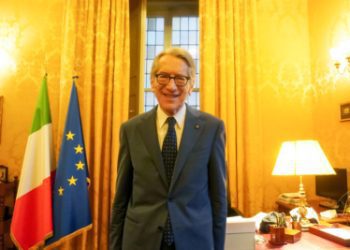 意大利參院歐盟事務主席與神韻藝術家會面