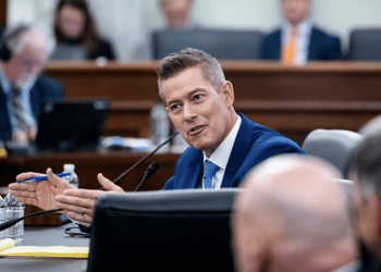 美交通部長: 馬斯克DOGE團隊將升級美空中交通管制系統