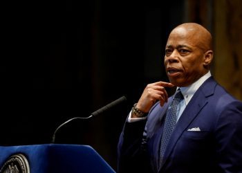 聯邦法官撤銷對紐約市長審判 但不撤銷指控