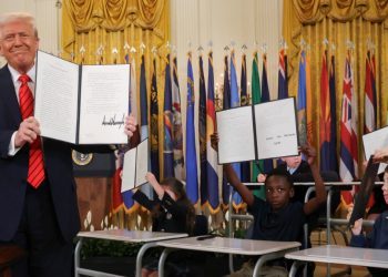 【快訊】川普簽署命令推動解散教育部