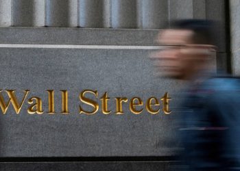 川普不排除關稅引發經濟衰退可能性後 美股市週一出現暴跌