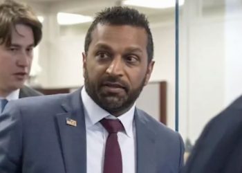 聯邦調查局局長帕特爾誓言「絕不掩蓋」愛潑斯坦檔案遭批