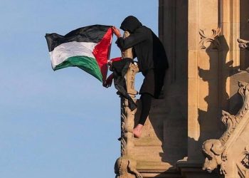 親巴勒斯坦男子攀倫敦著名地標示威 落地即遭逮捕