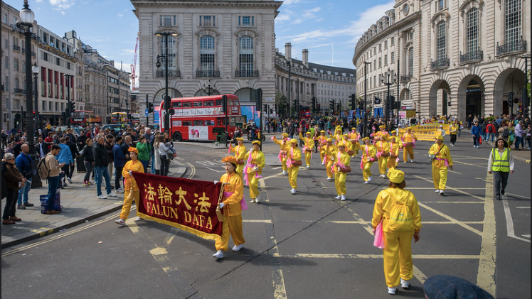 極富中國民族特色的腰鼓隊方陣行進在遊行隊伍中，腰鼓聲聲，在《法輪大法好》、《新中國進行曲》的伴奏下，一路上將法輪大法的福音傳得很遠、很遠……形成了當天首都市中心一道特別的風景線。（圖片來源：晏寧/英國）