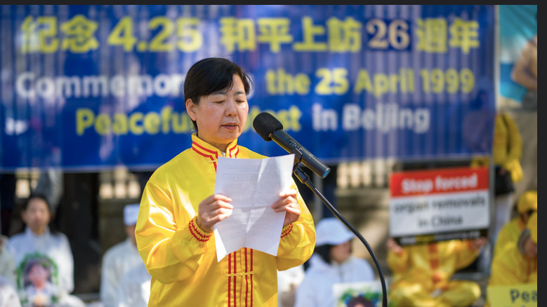 曾經因修煉真、善、忍而在國內遭中共迫害的法輪功學員韓非女士參加了當天的紀念活動。她講述了她親身經歷4.25這一歷史壯舉的過程。（圖片來源：晏寧/英國）