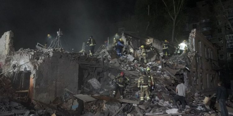 【俄烏戰爭】俄羅斯襲擊基輔造成12人死90傷 川普譴責普京 一架蘇-30戰鬥機遭縱火焚毀  川普稱烏克蘭緊張局勢加劇 已設定“自己的最後期限”