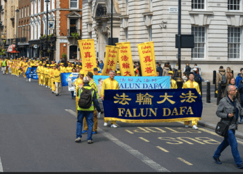 呼呼正義良知 英國法輪功學員紀念4.25和平上訪26年