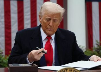 川普宣佈全球對等新關稅後 美元兌歐元匯率下跌超過1%