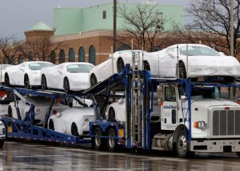 川普暗示援助汽車業轉型 車企美股應聲上漲 關稅政策引發產業重組