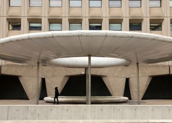 川普簽署備忘錄 將聯邦招聘凍結期延長90天