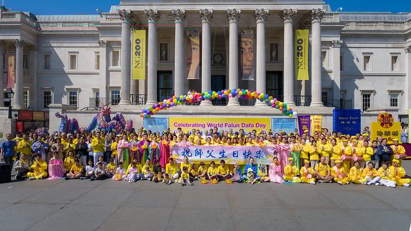 英國大法弟子集體合影恭祝師父生日快樂。（圖片來源：晏寧/英國）