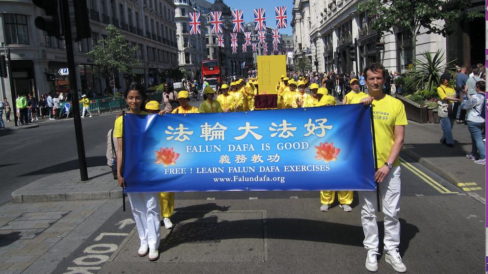 5月10日，英國法輪功學員慶祝法輪大法洪傳30周年，和第23屆世界 “法輪大法日”（5月13日）的遊行活動。（圖片來源：晏寧/英國）