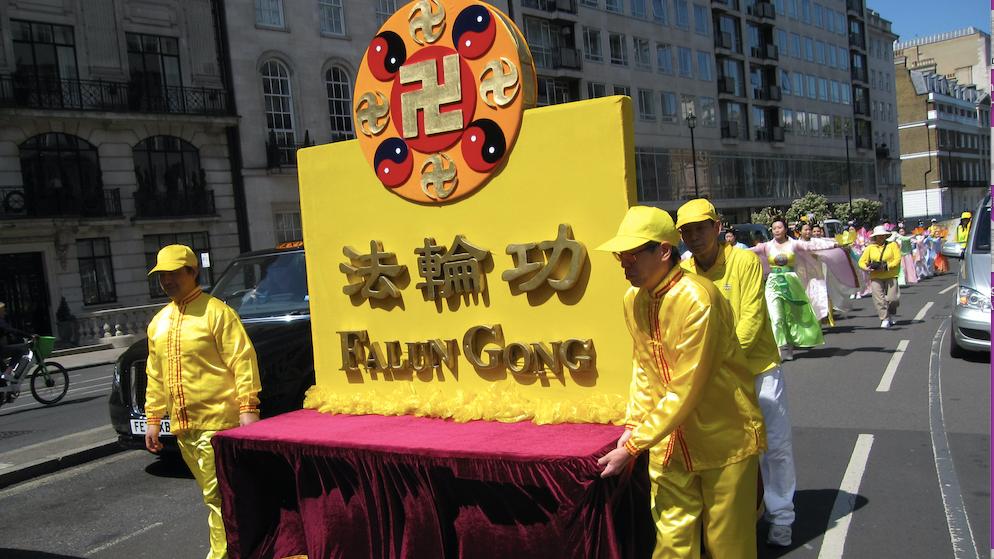 來英才一年多的李先生第一次在英國參加世界法輪大法日紀念活動。（圖片來源：唐仲寶/SOH）