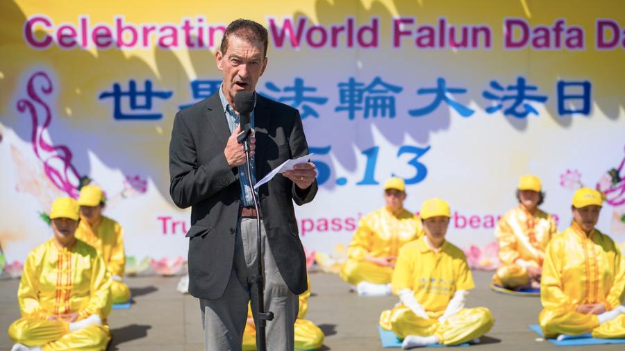 歐洲法輪功之友主席約翰·迪發言，表達對法輪大法創始人高度讚譽和敬意。（圖片來源：晏寧/英國）