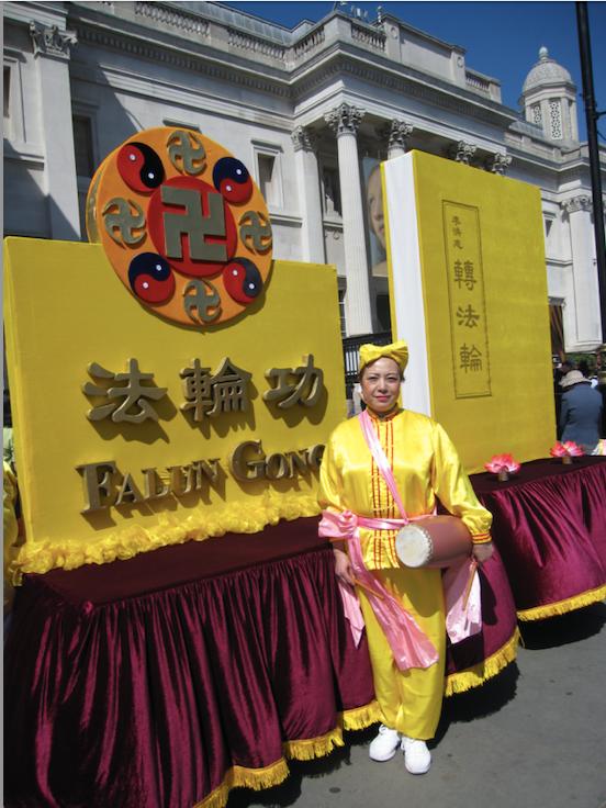 “每年都來！”談到來參加“法輪大法日”的慶祝活動，腰鼓隊隊長梅有些激動，“因為我們都是大法弟子嘛。要知道，能夠成為大法弟子是多麼的榮幸。”（圖片來源：唐仲寶/SOH）