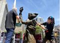 清洗舊金山民主女神像，紀念“六四”36週年