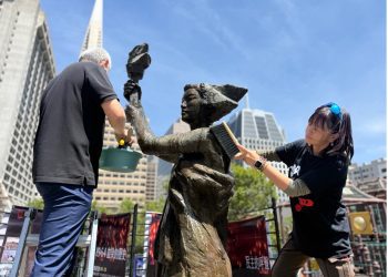 清洗舊金山民主女神像，紀念“六四”36週年