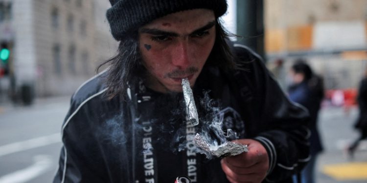 美聯調局局長: 中俄伊與販毒集團合作 通過加拿大向美國走私芬太尼