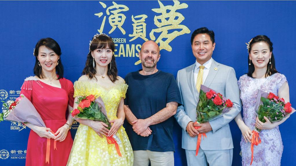 觀影后，利物浦市議會主管經濟增長的議員尼克·斯莫爾（中）與演員合影留念。（圖片來源：Yufei Song/新世紀影視）