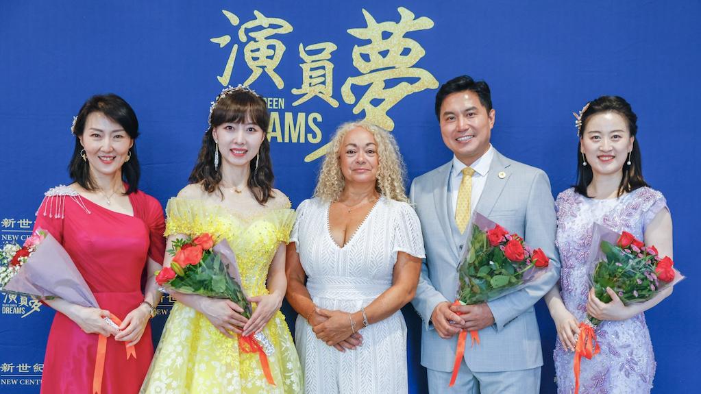 觀影后，利物浦市內政委員會、婦女與平等委員會和教育委員會委員、首位黑人女議員金·約翰遜（中）與演員合影留念。（圖片來源：Yufei Song/新世紀影視）