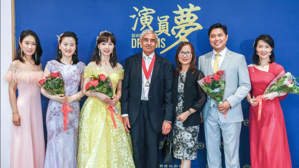 觀影后，倫敦薩瑟克市前市長的蘇尼爾·喬普拉（中）與演員和工作人員合影留念。（圖片來源：Yufei Song/新世紀影視）