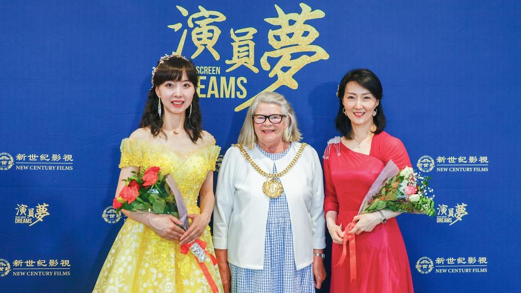 觀影后，利物浦市長芭芭拉·默里（中）與《新演員夢》主演馮曉雅（左）、製片慧月（右）合影留念。（圖片來源：Yufei Song/新世紀影視）